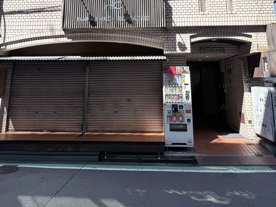 プラージュメグロの外観。1階に入口がある